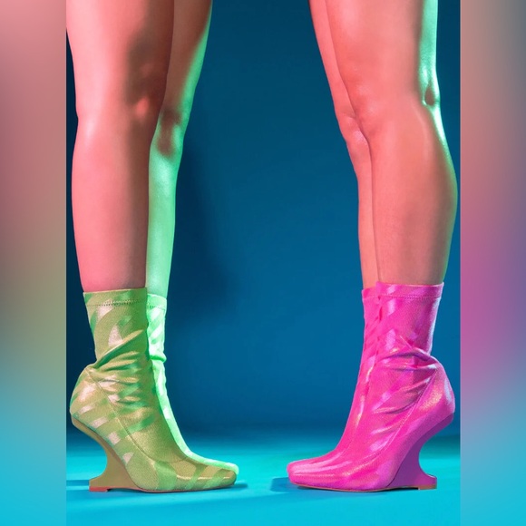 Azalea Wang Fuchsia Inverse Heel Bootie. - Picture 6 of 7